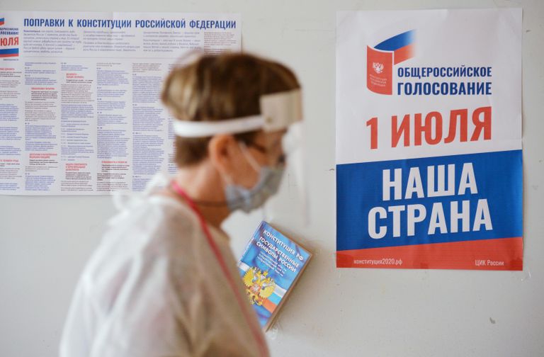 На избирательном участке в Екатеринбурге, где проходит голосование по вопросу одобрения изменений в Конституцию России На избирательном участке в Екатеринбурге, где проходит голосование по вопросу одобрения изменений в Конституцию России