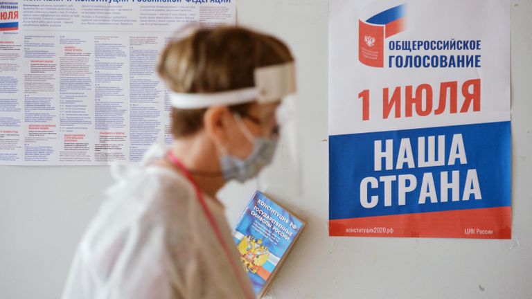 На избирательном участке в Екатеринбурге, где проходит голосование по вопросу одобрения изменений в Конституцию России На избирательном участке в Екатеринбурге, где проходит голосование по вопросу одобрения изменений в Конституцию России