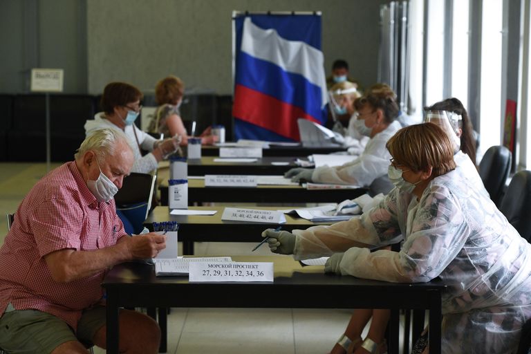 Мужчина голосует по вопросу одобрения изменений в Конституцию России на избирательном участке №1954 в Новосибирске Мужчина голосует по вопросу одобрения изменений в Конституцию России на избирательном участке №1954 в Новосибирске