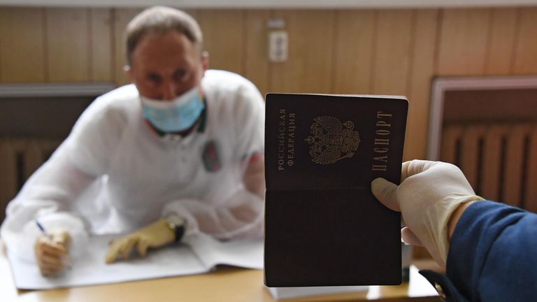 Курсант Морского государственного университета имени адмирала Г. И. Невельского предъявляет свой паспорт во время голосования по вопросу одобрения изменений в Конституцию России во Владивостоке Курсант Морского государственного университета имени адмирала Г. И. Невельского предъявляет свой паспорт во время голосования по вопросу одобрения изменений в Конституцию России во Владивостоке