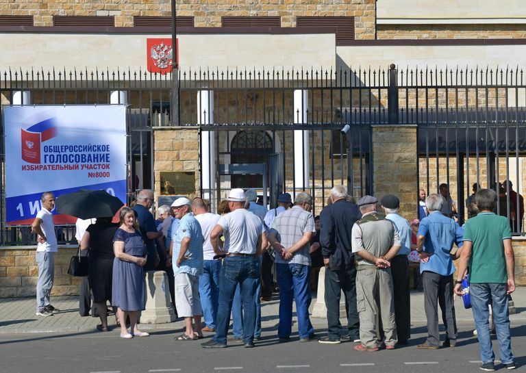 Очередь возле избирательного участка №8000 в городу Сухуме в Грузии, где проходит голосование по вопросу одобрения изменений в Конституцию России Очередь возле избирательного участка №8000 в городу Сухуме в Грузии, где проходит голосование по вопросу одобрения изменений в Конституцию России