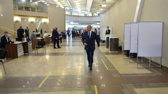 Президент РФ Владимир Путин во время голосования по вопросу одобрения изменений в Конституцию Российской Федерации на избирательном участке на избирательном участке No 2151 в здании РАН Президент РФ Владимир Путин во время голосования по вопросу одобрения изменений в Конституцию Российской Федерации на избирательном участке на избирательном участке No 2151 в здании РАН