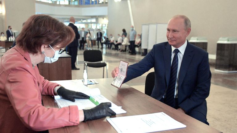 Президент РФ В. Путин принял участие в голосовании по внесению поправок в Конституцию РФ Президент РФ В. Путин принял участие в голосовании по внесению поправок в Конституцию РФ