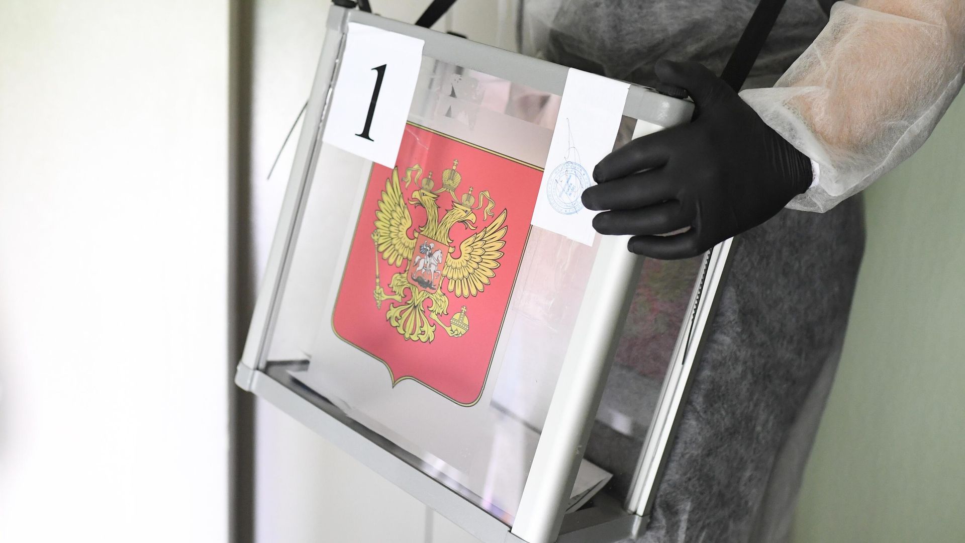 Выездное голосование по вопросу одобрения изменений в Конституцию России в Москве Выездное голосование по вопросу одобрения изменений в Конституцию России в Москве - РИА Новости, 1920, 03.11.2020