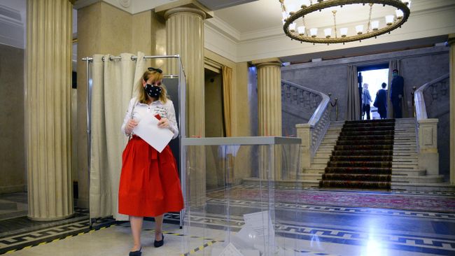 Девушка во время голосования по вопросу одобрения изменений в Конституцию на избирательном участке в здании посольства РФ в Варшаве Девушка во время голосования по вопросу одобрения изменений в Конституцию на избирательном участке в здании посольства РФ в Варшаве