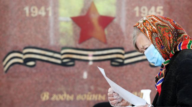Женщина на избирательном участке №42 в Казани во время голосования по вопросу одобрения изменений в Конституцию России Женщина на избирательном участке №42 в Казани во время голосования по вопросу одобрения изменений в Конституцию России