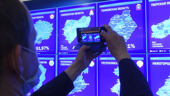 Электронное табло в информационном центре Центральной избирательной комиссии России в Москве Электронное табло в информационном центре Центральной избирательной комиссии России в Москве