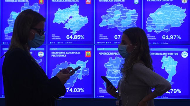 Электронное табло в информационном центре Центральной избирательной комиссии России в Москве Электронное табло в информационном центре Центральной избирательной комиссии России в Москве