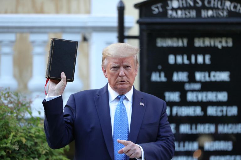 Президент США Дональд Трамп у часовни святого Иоанна с Библией в руках Президент США Дональд Трамп у часовни святого Иоанна с Библией в руках