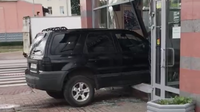 Стоп-кадр видео ДТП на улице Гренадерской в Санкт-Петербурге Стоп-кадр видео ДТП на улице Гренадерской в Санкт-Петербурге