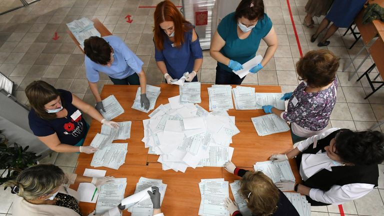 Члены избирательной комиссии во время подсчета голосов по итогам голосования по поправкам в Конституцию РФ на избирательном участке No101 в Саяногорске Члены избирательной комиссии во время подсчета голосов по итогам голосования по поправкам в Конституцию РФ на избирательном участке No101 в Саяногорске