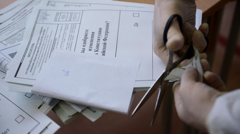 Член избирательной комиссии проводит процедуру гашения неиспользованных бюллетеней на избирательном участке №1331 в Екатеринбурге Член избирательной комиссии проводит процедуру гашения неиспользованных бюллетеней на избирательном участке №1331 в Екатеринбурге