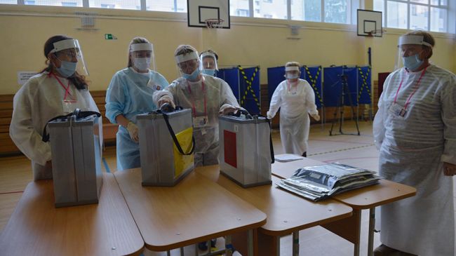 Члены избирательной комиссии во время подсчета голосов по итогам голосования по поправкам в Конституцию России на избирательном участке в Екатеринбурге Члены избирательной комиссии во время подсчета голосов по итогам голосования по поправкам в Конституцию России на избирательном участке в Екатеринбурге