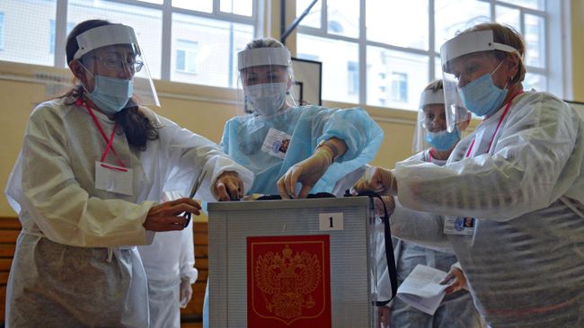 Члены избирательной комиссии во время подсчета голосов по итогам голосования по поправкам в Конституцию России на избирательном участке №1331 в Екатеринбурге