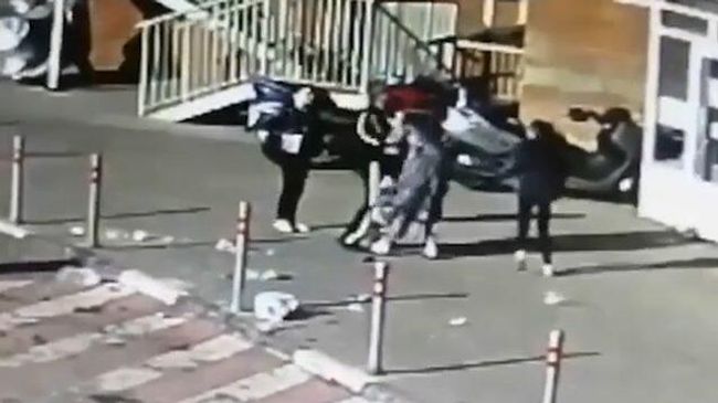 Видеокадры инцидента в Красногорске: на голову четырёхлетней девочке упала бутылка Видеокадры инцидента в Красногорске: на голову четырёхлетней девочке упала бутылка