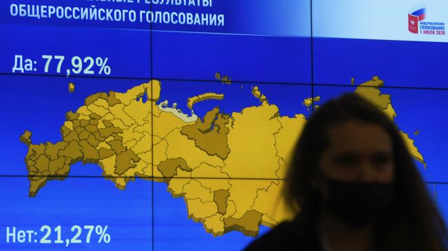 Экран с предварительными итогами голосования по поправкам в Конституцию России в Центральной избирательной комиссии России Экран с предварительными итогами голосования по поправкам в Конституцию России в Центральной избирательной комиссии России