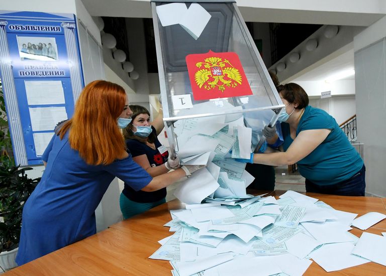 Члены избирательной комиссии вынимают бюллетени из урн на избирательном участке №101 во время подсчета голосов по итогам голосования по поправкам в Конституцию РФ в Саяногорске Члены избирательной комиссии вынимают бюллетени из урн на избирательном участке №101 во время подсчета голосов по итогам голосования по поправкам в Конституцию РФ в Саяногорске