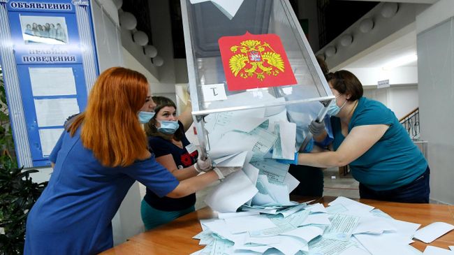 Члены избирательной комиссии вынимают бюллетени из урн на избирательном участке №101 во время подсчета голосов по итогам голосования по поправкам в Конституцию РФ в Саяногорске Члены избирательной комиссии вынимают бюллетени из урн на избирательном участке №101 во время подсчета голосов по итогам голосования по поправкам в Конституцию РФ в Саяногорске