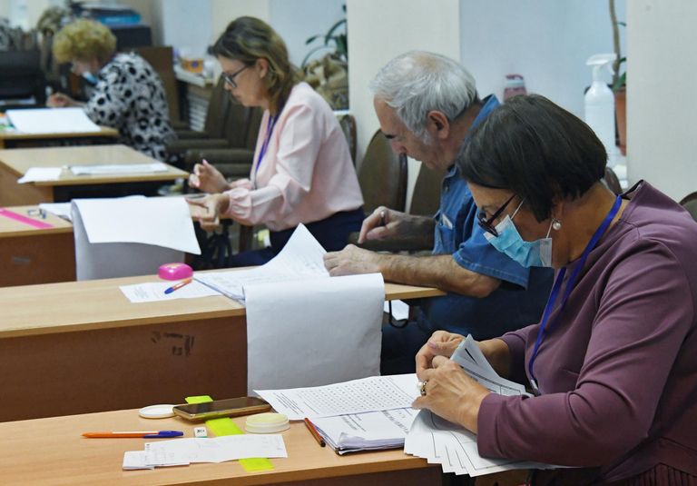 Члены избирательной комиссии во время подсчета голосов по итогам голосования по поправкам в Конституцию РФ на избирательном участке во Владивостоке Члены избирательной комиссии во время подсчета голосов по итогам голосования по поправкам в Конституцию РФ на избирательном участке во Владивостоке