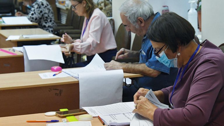 Члены избирательной комиссии во время подсчета голосов по итогам голосования по поправкам в Конституцию РФ на избирательном участке во Владивостоке Члены избирательной комиссии во время подсчета голосов по итогам голосования по поправкам в Конституцию РФ на избирательном участке во Владивостоке