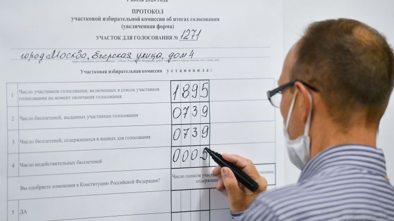 Члены избирательной комиссии во время подсчета голосов по итогам голосования по поправкам в Конституцию России на избирательном участке в Москве Члены избирательной комиссии во время подсчета голосов по итогам голосования по поправкам в Конституцию России на избирательном участке в Москве