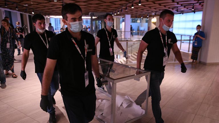 Подсчет результатов электронного голосования по вопросу одобрения изменений в Конституцию России в Общественном штабе по контролю и наблюдению за голосованием по поправкам в Конституцию РФ в Москве Подсчет результатов электронного голосования по вопросу одобрения изменений в Конституцию России в Общественном штабе по контролю и наблюдению за голосованием по поправкам в Конституцию РФ в Москве