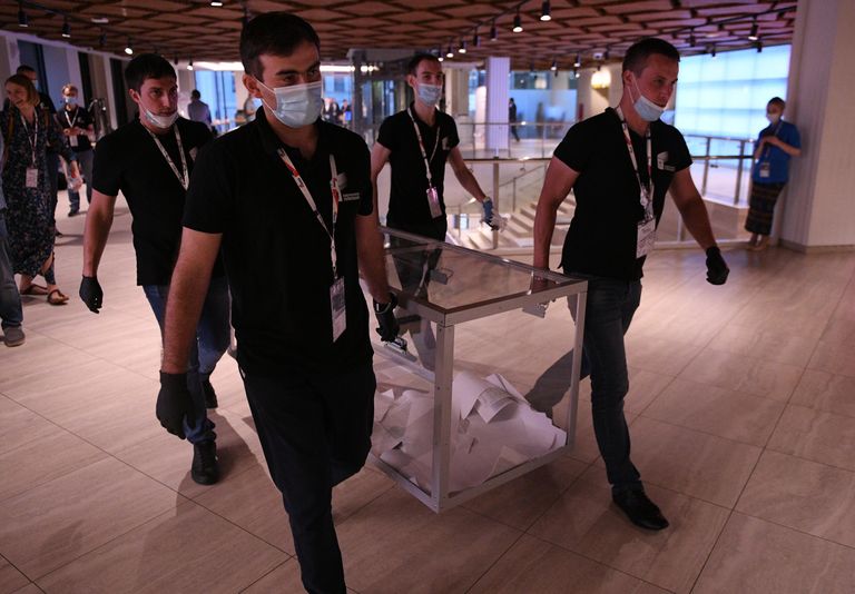 Подсчет результатов электронного голосования по вопросу одобрения изменений в Конституцию России в Общественном штабе по контролю и наблюдению за голосованием по поправкам в Конституцию РФ в Москве Подсчет результатов электронного голосования по вопросу одобрения изменений в Конституцию России в Общественном штабе по контролю и наблюдению за голосованием по поправкам в Конституцию РФ в Москве