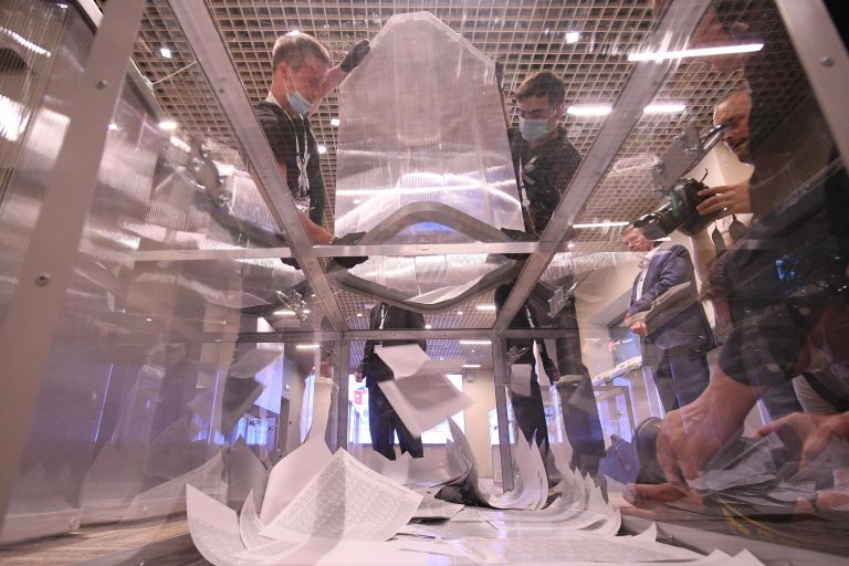 Подсчет результатов электронного голосования по вопросу одобрения изменений в Конституцию России в Общественном штабе по контролю и наблюдению за голосованием по поправкам в Конституцию РФ в Москве Подсчет результатов электронного голосования по вопросу одобрения изменений в Конституцию России в Общественном штабе по контролю и наблюдению за голосованием по поправкам в Конституцию РФ в Москве