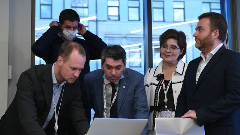 Расшифровка данных электронного голосования по вопросу одобрения изменений в Конституцию России в Общественном штабе по контролю и наблюдению за голосованием по поправкам в Конституцию РФ в Москве Расшифровка данных электронного голосования по вопросу одобрения изменений в Конституцию России в Общественном штабе по контролю и наблюдению за голосованием по поправкам в Конституцию РФ в Москве
