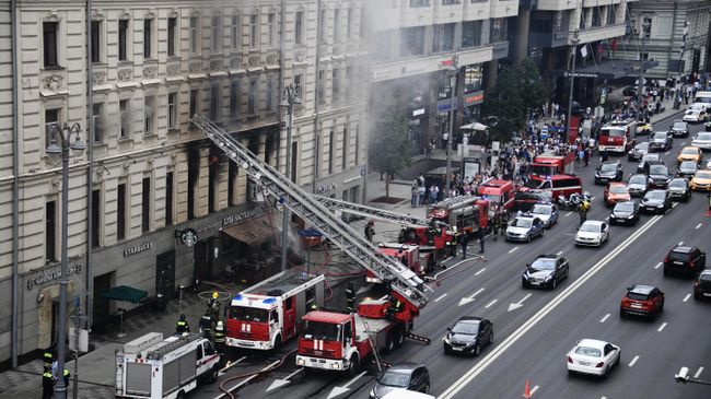 Пожарные тушат пожар в здании на Тверской улице в Москве Пожарные тушат пожар в здании на Тверской улице в Москве