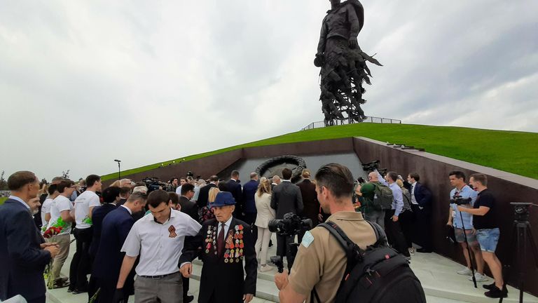 Церемония открытия Ржевского мемориала Советскому солдату