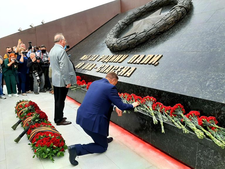 Церемония открытия Ржевского мемориала Советскому солдату