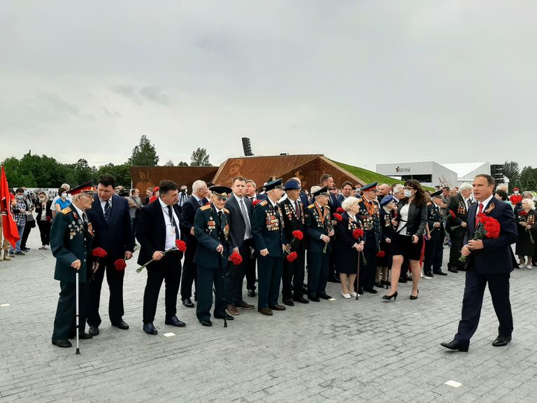 Церемония открытия Ржевского мемориала Советскому солдату