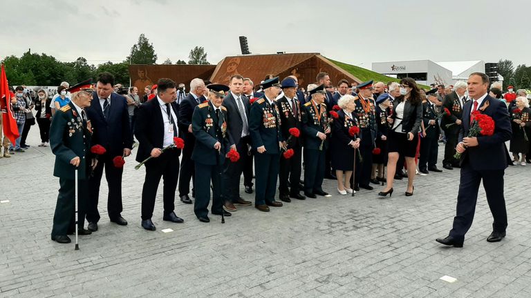 Церемония открытия Ржевского мемориала Советскому солдату