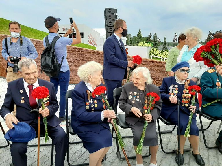 Церемония открытия Ржевского мемориала Советскому солдату