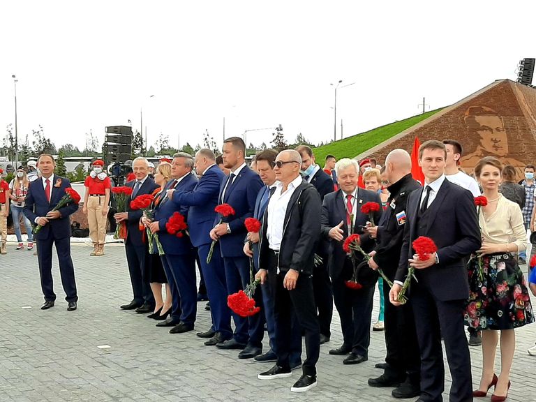 Церемония открытия Ржевского мемориала Советскому солдату