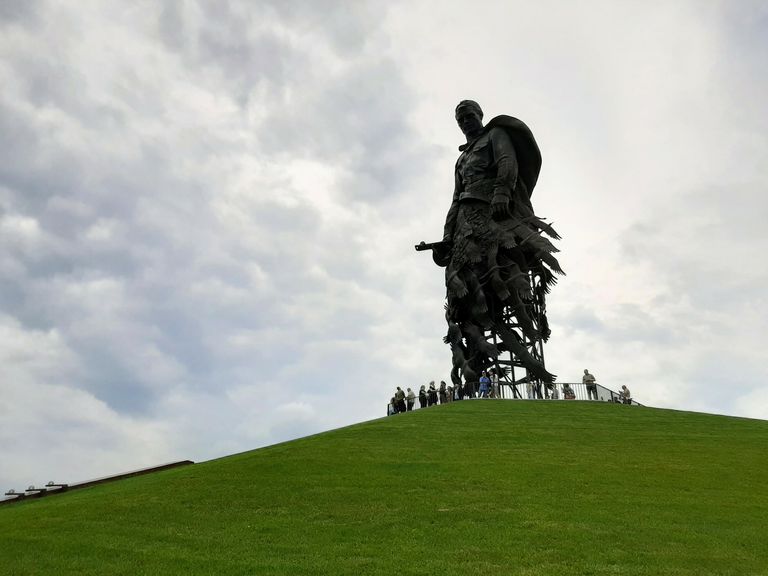 Церемония открытия Ржевского мемориала Советскому солдату