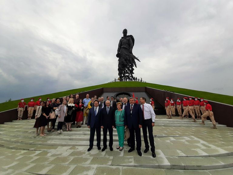 Церемония открытия Ржевского мемориала Советскому солдату