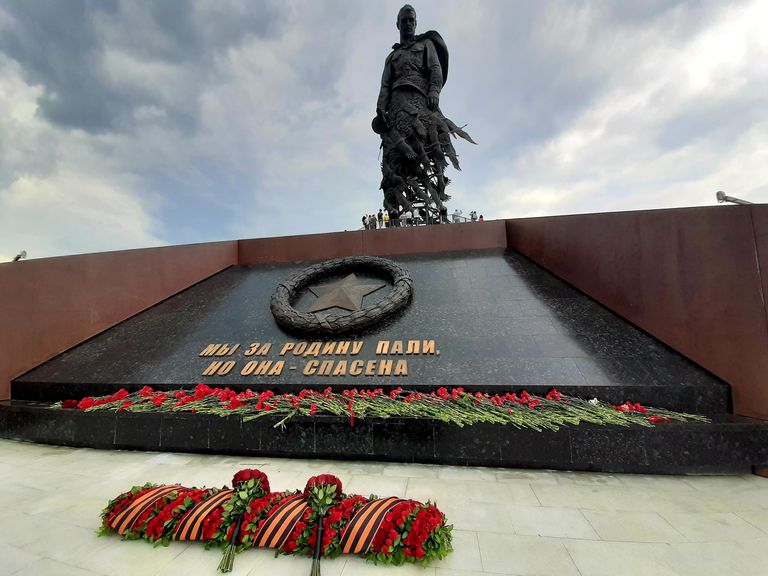 Церемония открытия Ржевского мемориала Советскому солдату