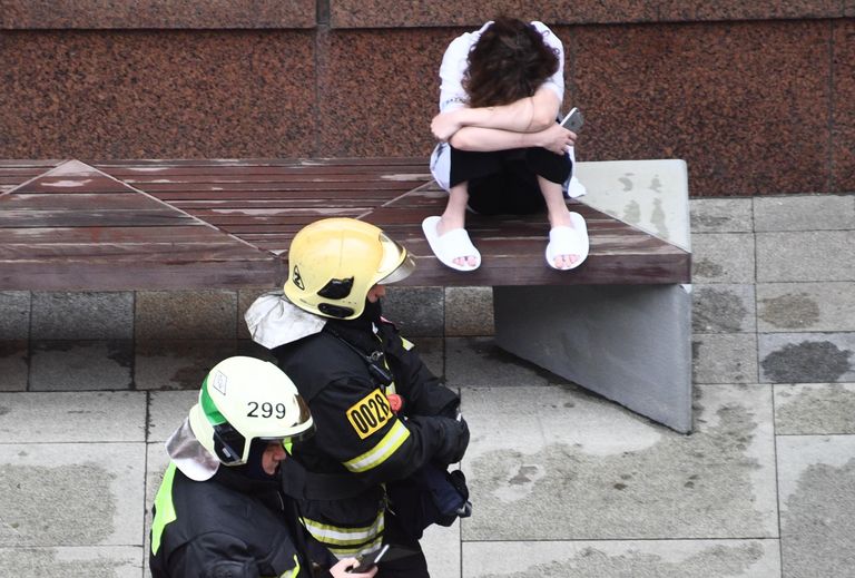 Пожарные недалеко от здания на Тверской улице в Москве, где произошел пожар Пожарные недалеко от здания на Тверской улице в Москве, где произошел пожар