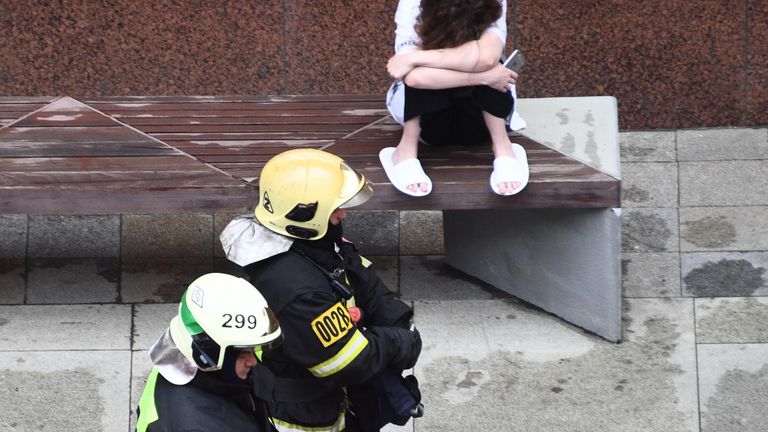 Пожарные недалеко от здания на Тверской улице в Москве, где произошел пожар Пожарные недалеко от здания на Тверской улице в Москве, где произошел пожар