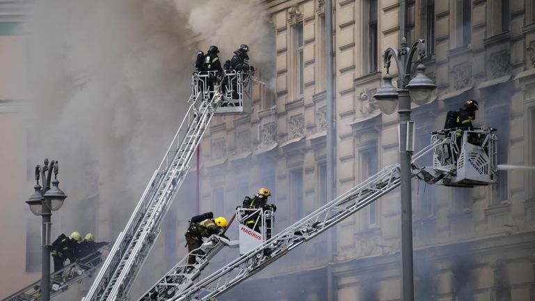 Пожарные тушат пожар в здании на Тверской улице в Москве Пожарные тушат пожар в здании на Тверской улице в Москве