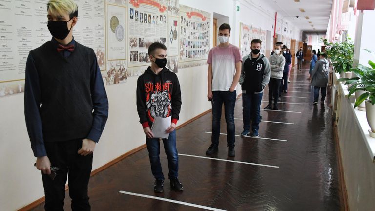 Школьники перед началом единого государственного экзамена