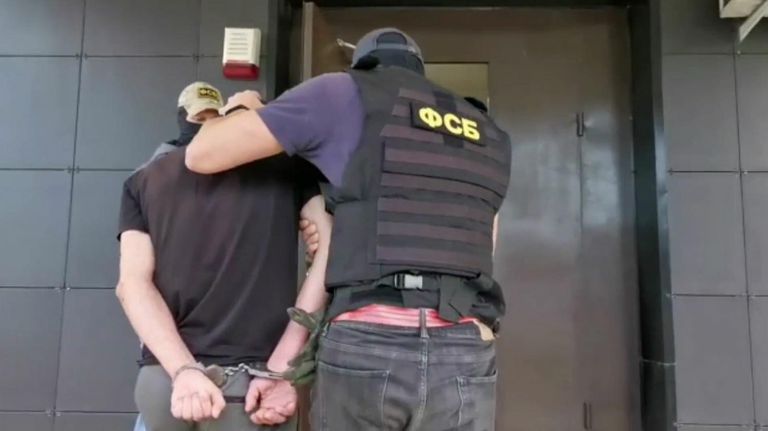 Сотрудники правоохранительных органов во время задержания участников экстремистского религиозного объединения Ат-Такфир Валь-Хиджра*