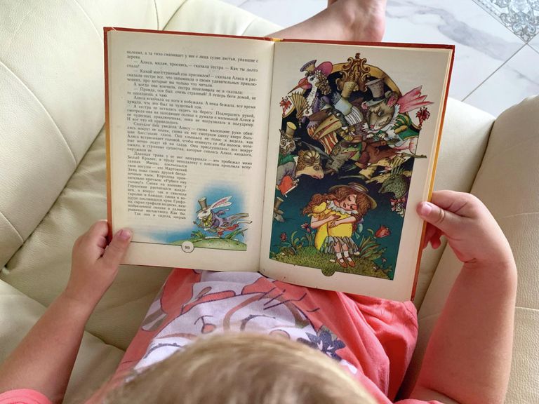 Книга Алиса в стране чудес с иллюстрациями Виктора Шатунова Книга Алиса в стране чудес с иллюстрациями Виктора Шатунова