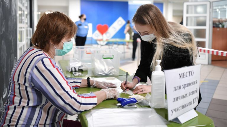 Ученица школы №2030 сдает личные вещи перед началом сдачи единого государственного экзамена по литературе