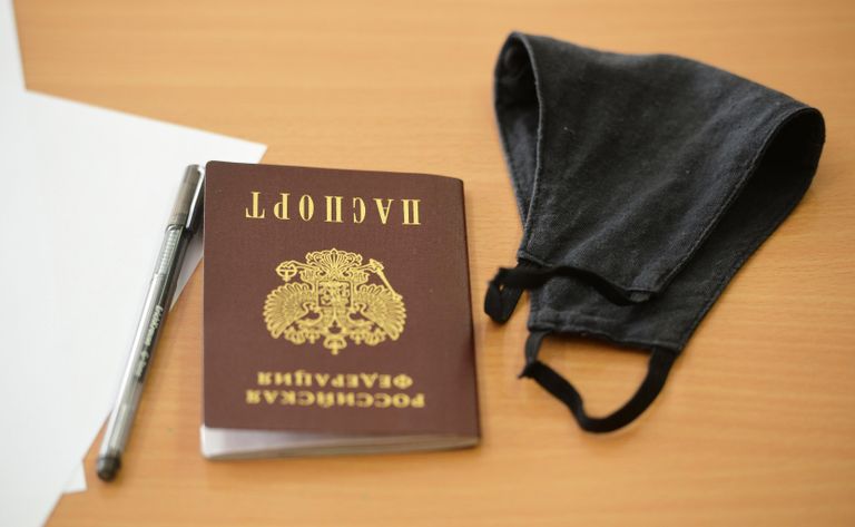 Предметы на парте ученика перед началом единого государственного экзамена в школе № 208 в Екатеринбурге