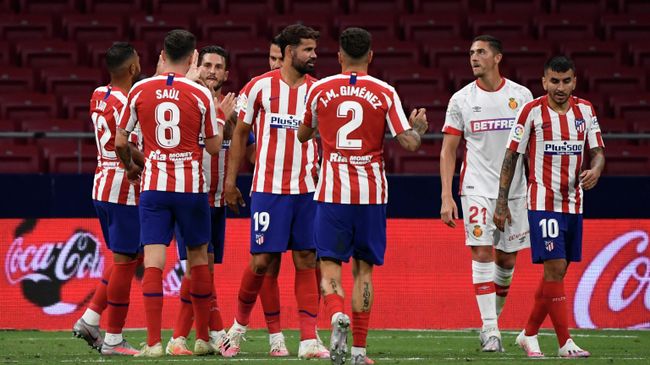 Atletico Madrid's players celebrate after scoring their third goal during the Spanish League football match between Atletico Madrid and Mallorca at the Wanda Metropolitan stadium in Madrid on July 3, 2020. (Photo by PIERRE-PHILIPPE MARCOU / AFP) Atletico Madrid's players celebrate after scoring their third goal during the Spanish League football match between Atletico Madrid and Mallorca at the Wanda Metropolitan stadium in Madrid on July 3, 2020. (Photo by PIERRE-PHILIPPE MARCOU / AFP)
