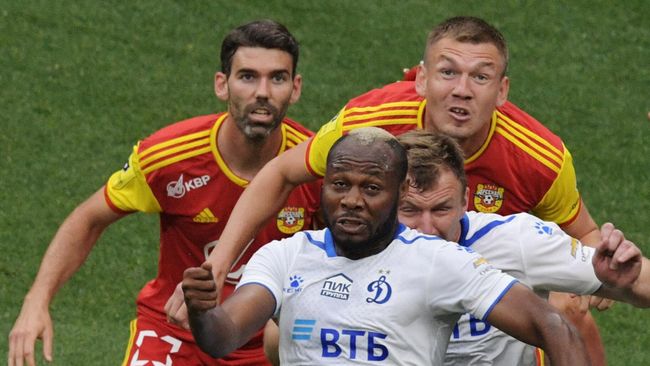 Игроки ФК Динамо Сильвестр Игбун, Владимир Рыков (слева направо на первом плане) и игроки ФК Арсенал Виктор Альварес, Евгений Луценко (слева направо на втором плане) в матче 26-го тура чемпионата России по футболу среди клубов Премьер-лиги между командами ФК Динамо (Москва) и ФК Арсенал (Тула).