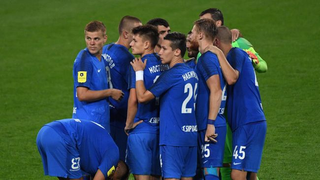 Игроки ФК Сочи в матче 26-го тура чемпионата России по футболу среди клубов Премьер-лиги между командами ФК Локомотив (Москва) и ФК Сочи (Сочи).